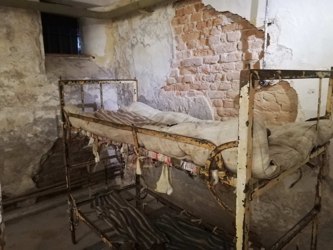 Închisoarea Pitești - Reeducarea prin tortură 